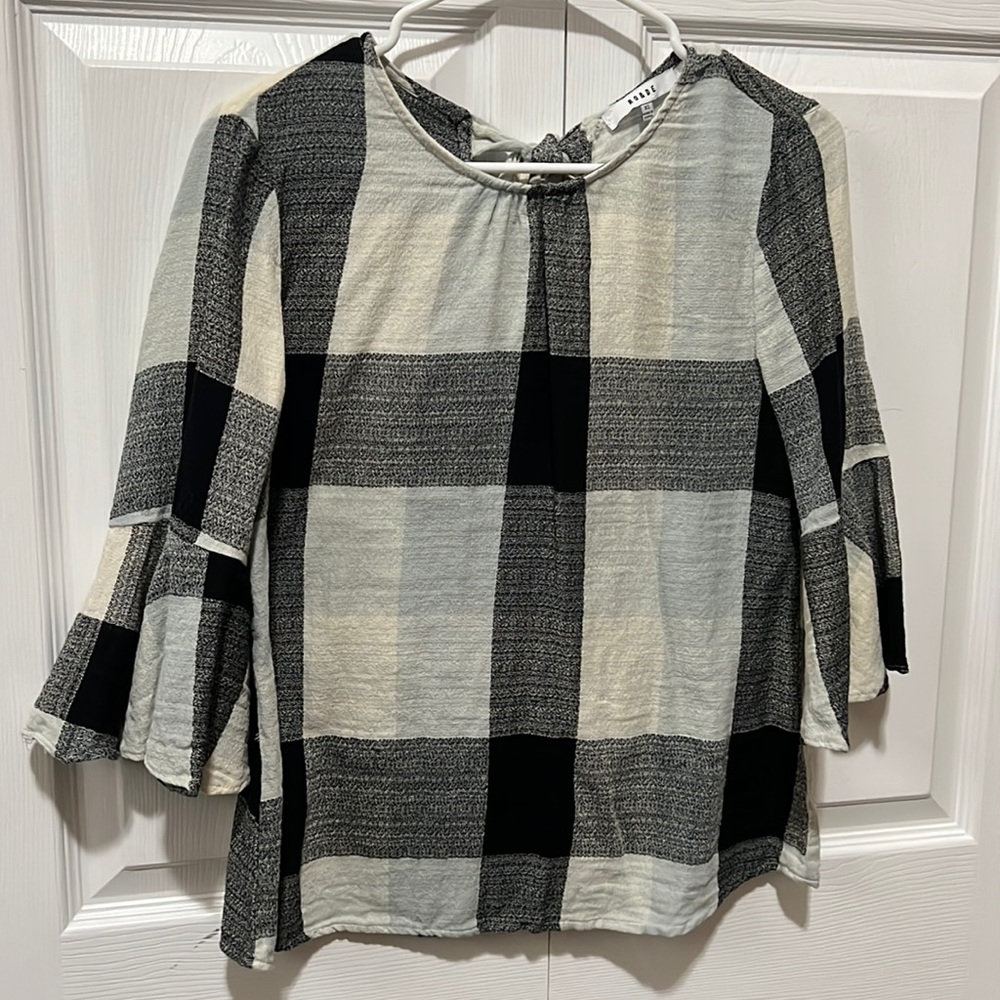 Ro & De XS checkered tie back blouse with bell sleeves. Gently used.